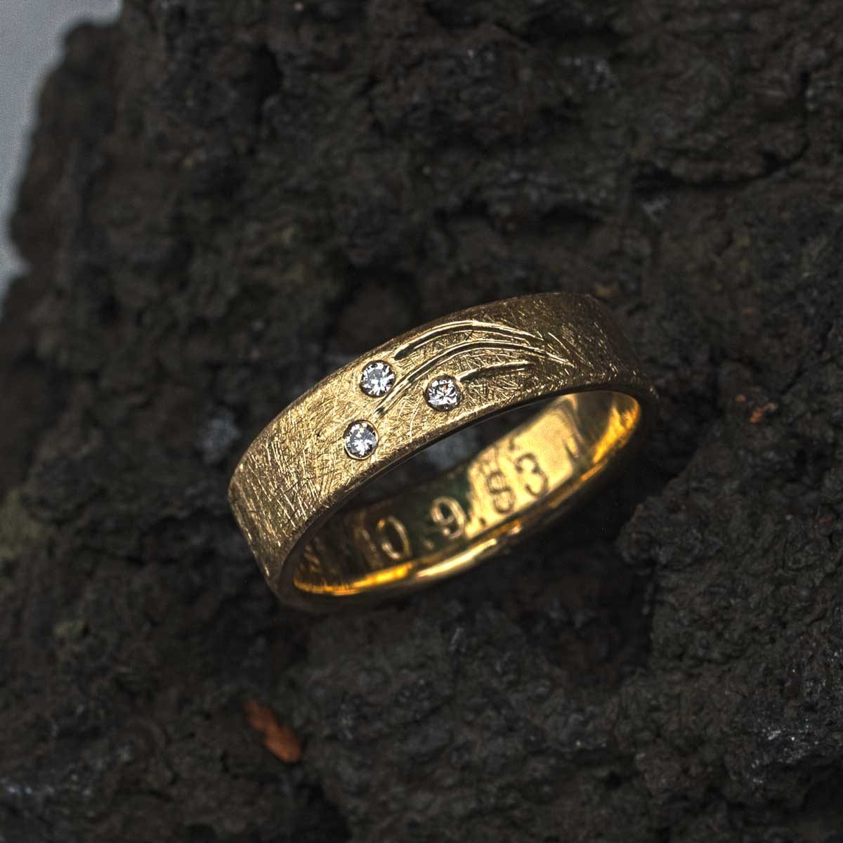 Ehering Gelbgold mit drei Brillanten