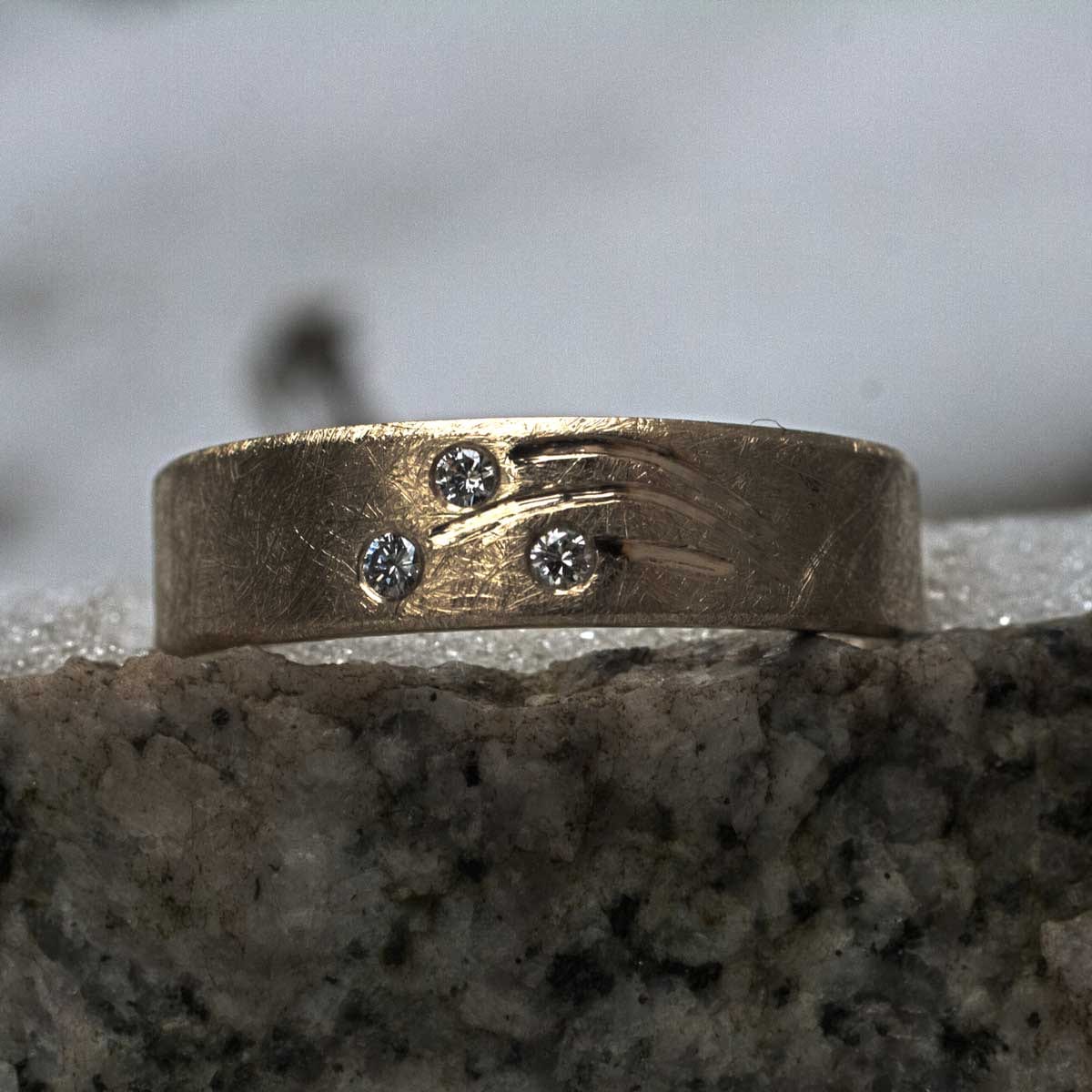 Ehering Gelbgold mit drei Brillanten