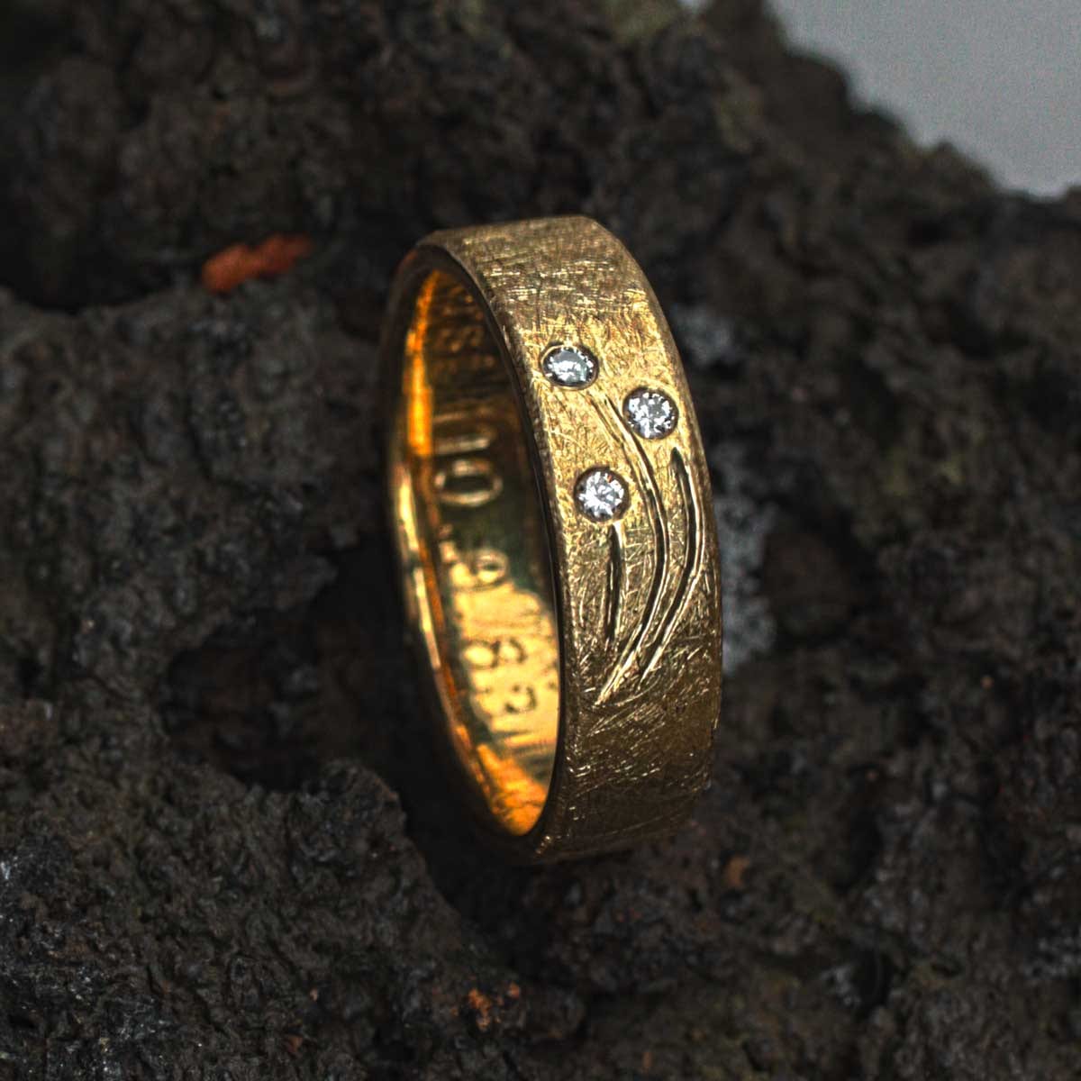 Ehering Gelbgold mit drei Brillanten