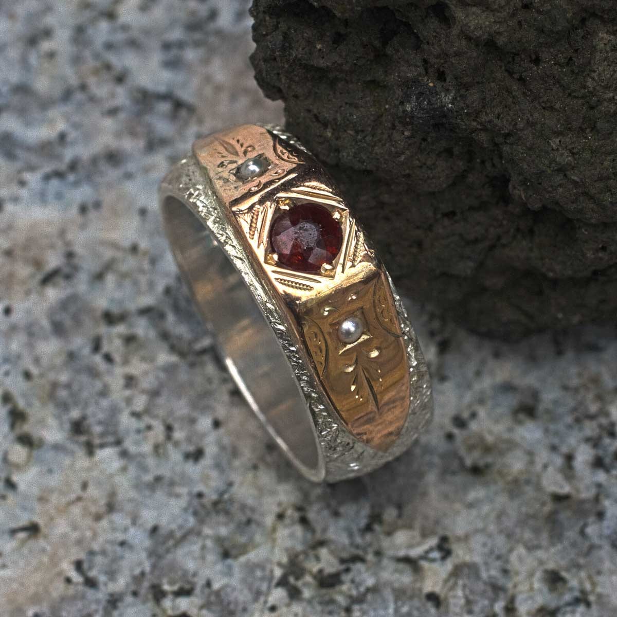 Granat-Perlring auf Silberschiene