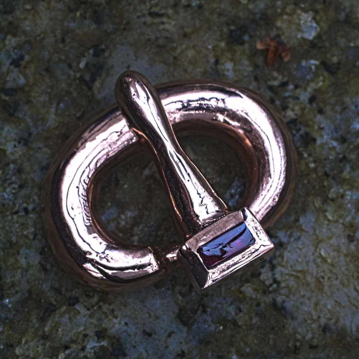 Bronzeschließe mit Granat