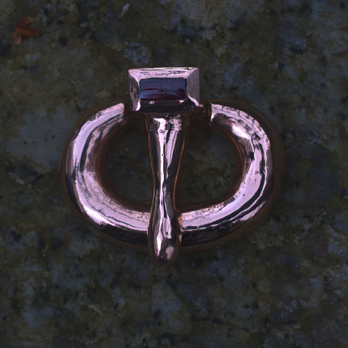 Bronzeschließe mit Granat