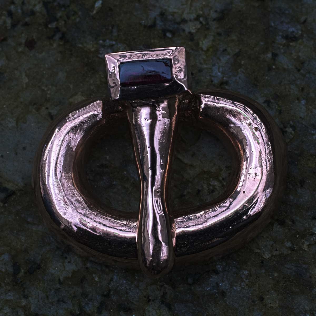 Bronzeschließe mit Granat