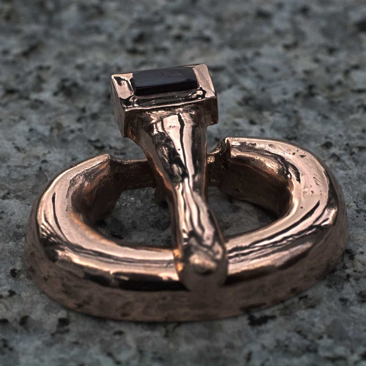 Bronzeschließe mit Granat