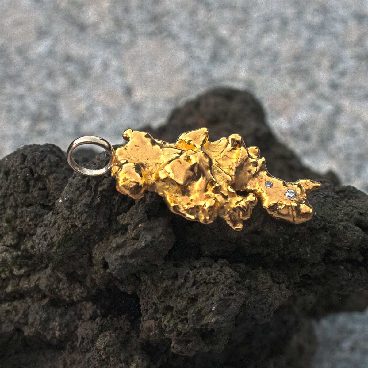 Anhänger in Nuggetform mit zwei Brillanten