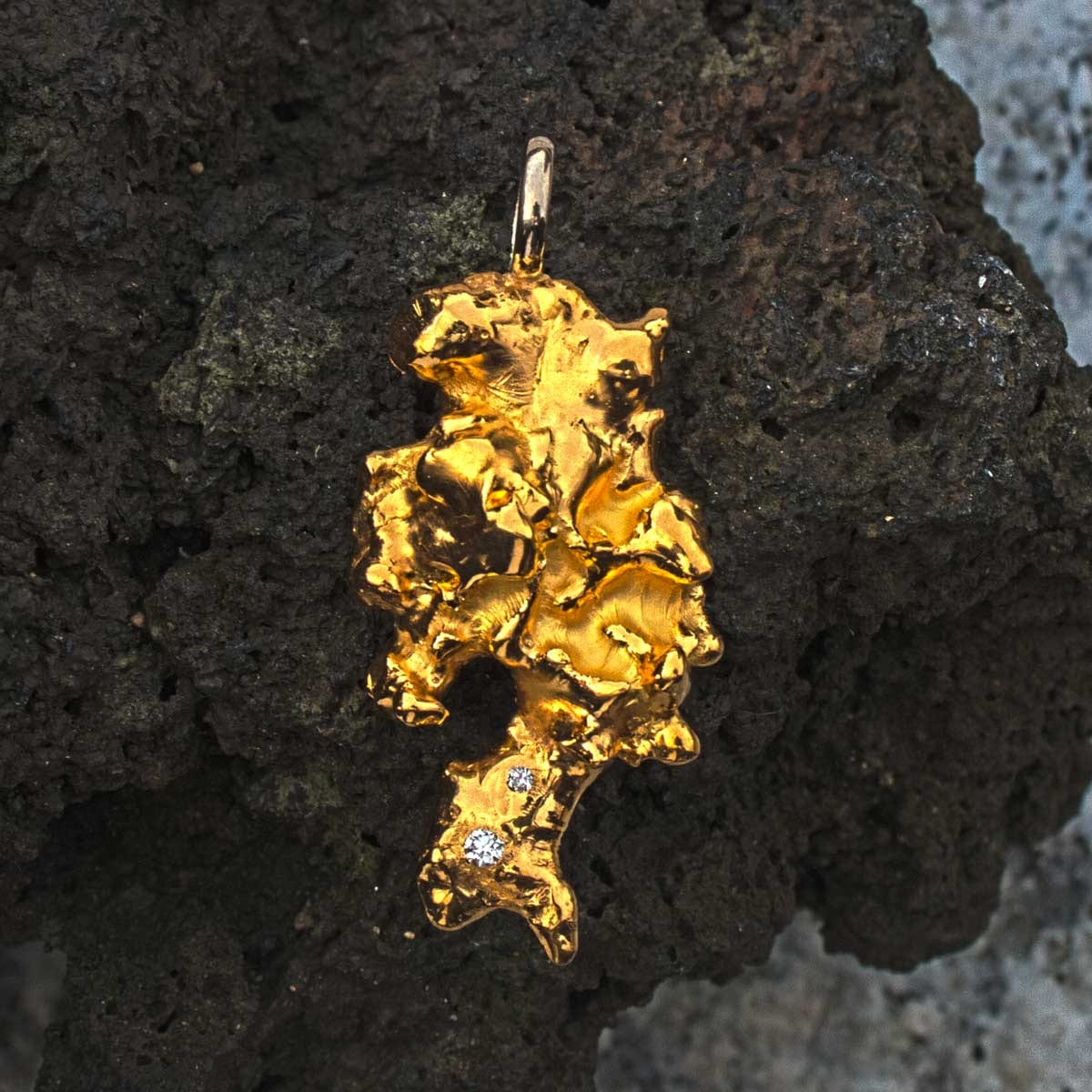 Anhänger in Nuggetform mit zwei Brillanten