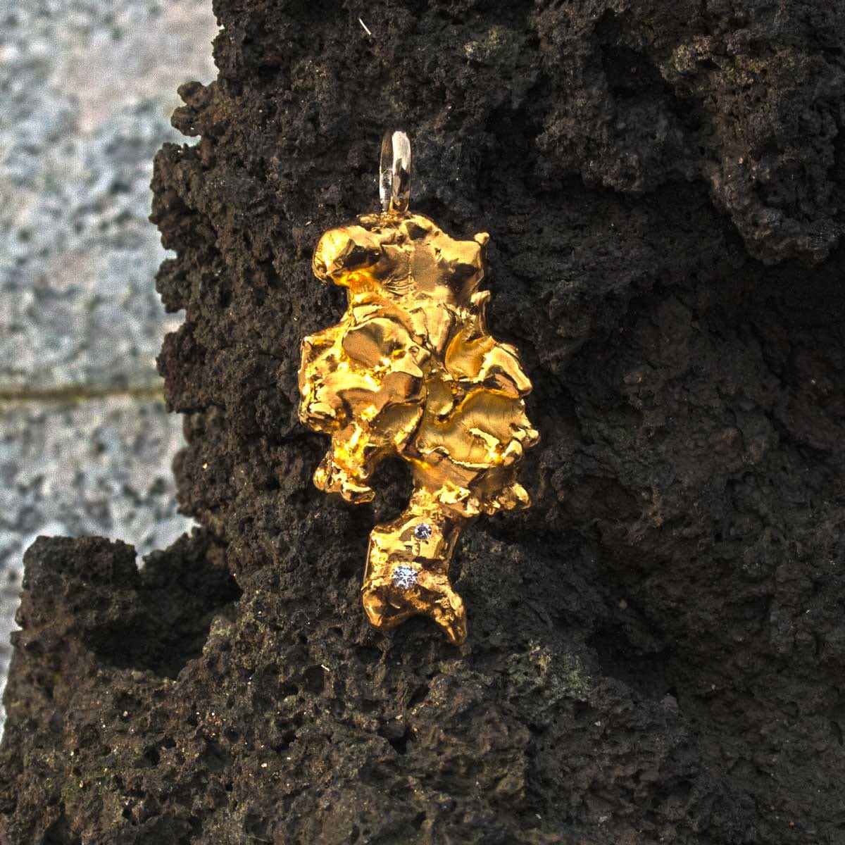 Anhänger in Nuggetform mit zwei Brillanten