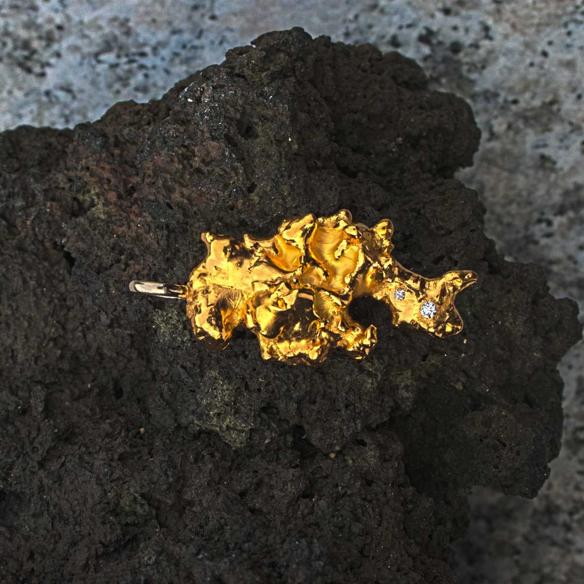 Anhänger in Nuggetform mit zwei Brillanten