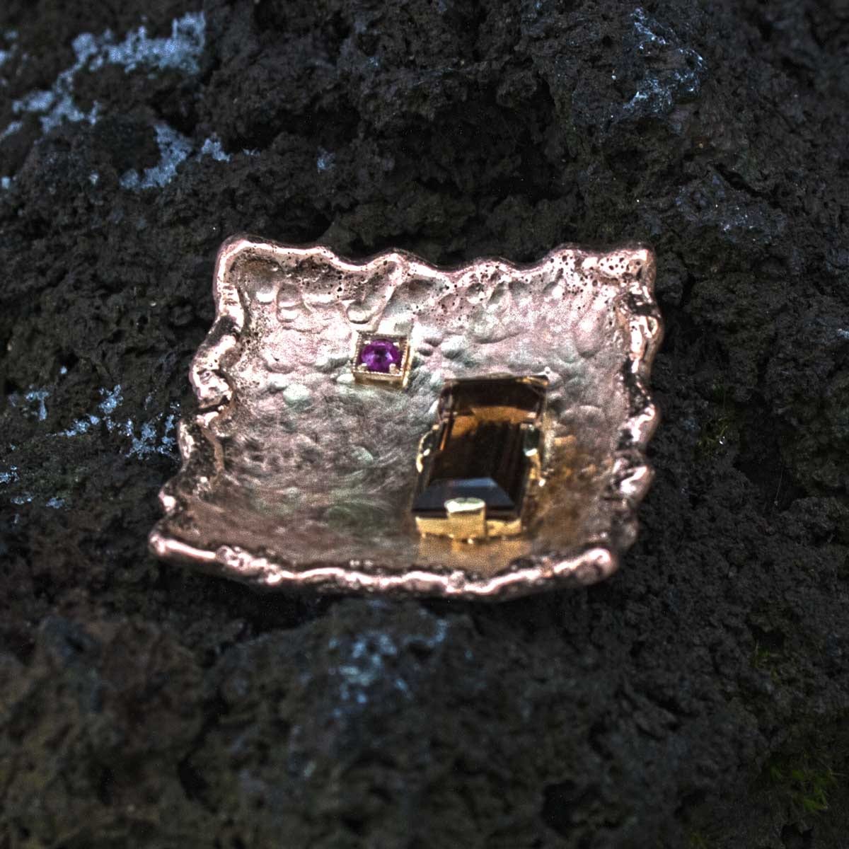 Rauchquarzund Rubin im Goldquadrat