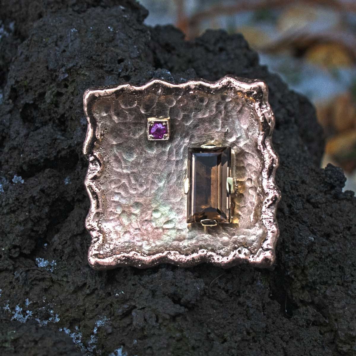 Rauchquarzund Rubin im Goldquadrat