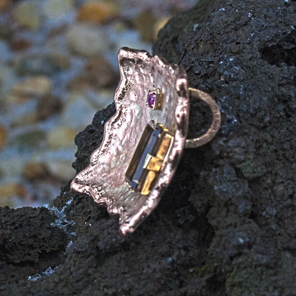 Rauchquarzund Rubin im Goldquadrat