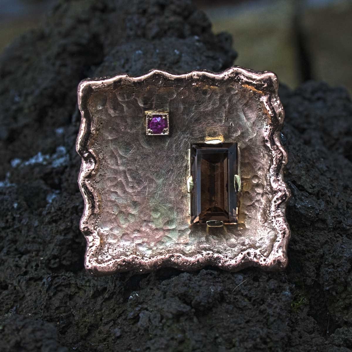 Rauchquarzund Rubin im Goldquadrat
