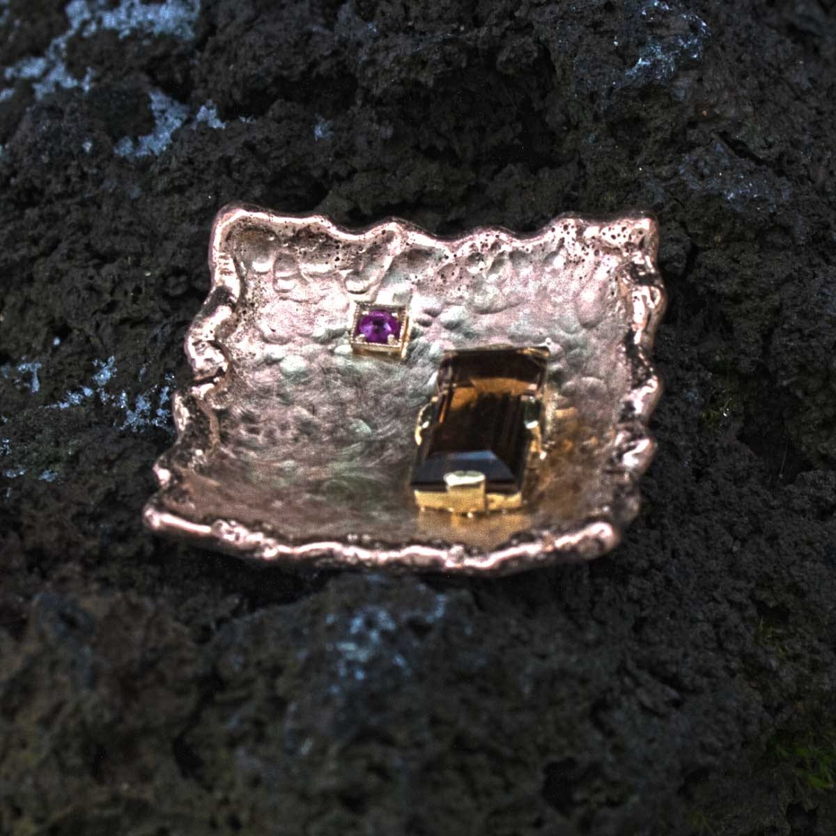 Rauchquarz und Rubin im Goldquadrat