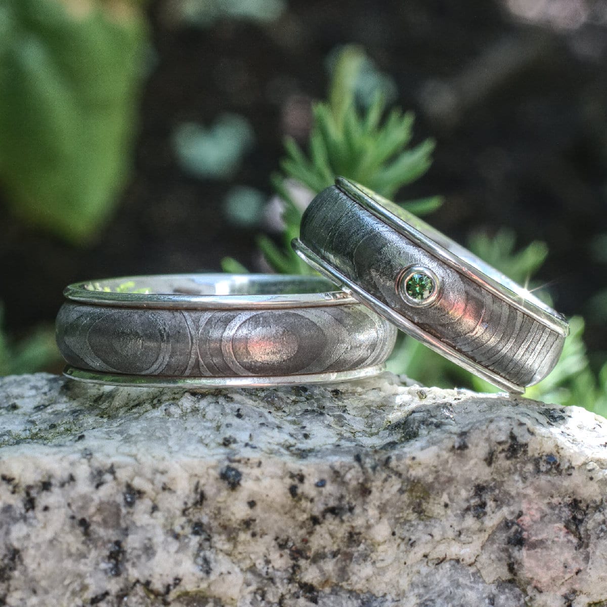 Damastringe mit Silberauskleidung und grünem Diamant im Damenring