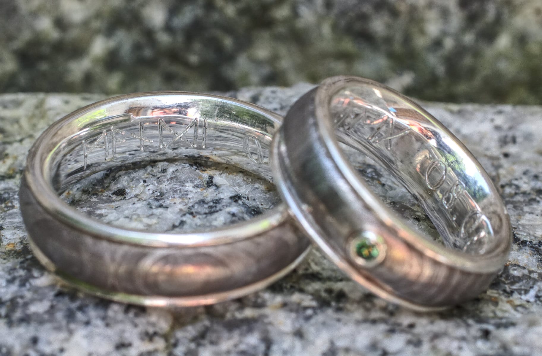 Damastringe mit Silberauskleidung und grünem Diamant im Damenring