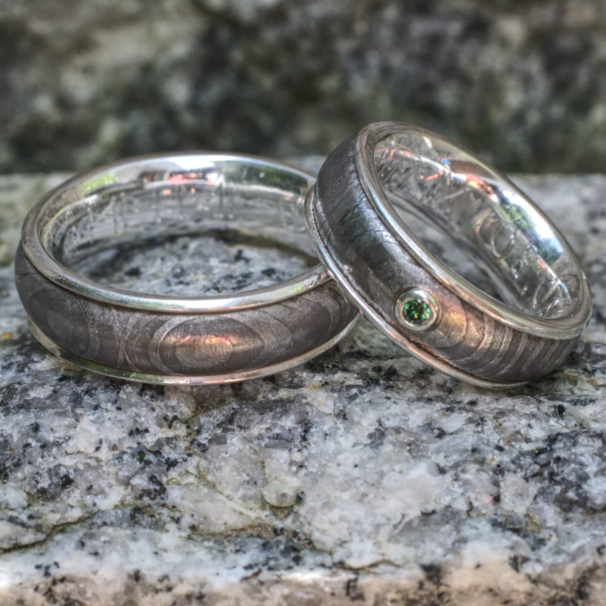 Damastringe mit Silberauskleidung und grünem Diamant im Damenring