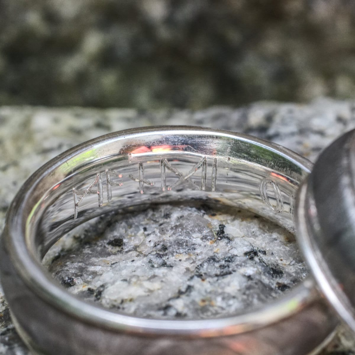 Damastringe mit Silberauskleidung und grünem Diamant im Damenring