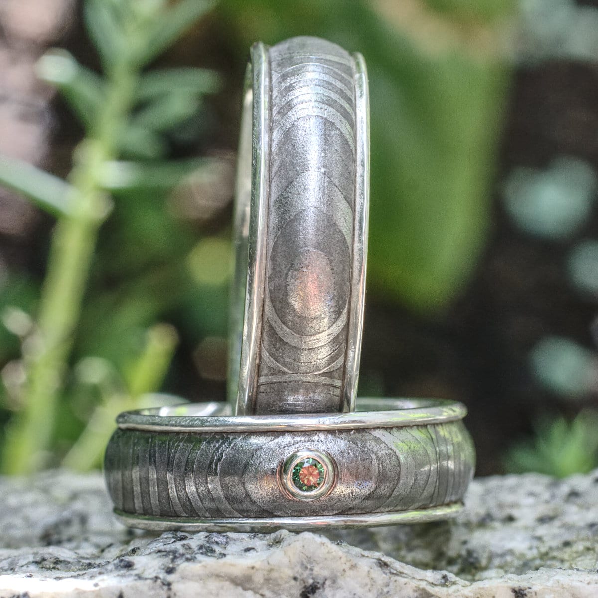 Damastringe mit Silberauskleidung und grünem Diamant im Damenring