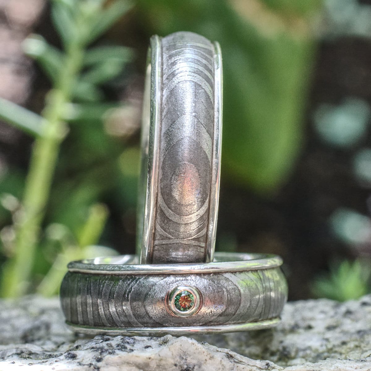 Damastringe mit Silberauskleidung und grünem Diamant im Damenring