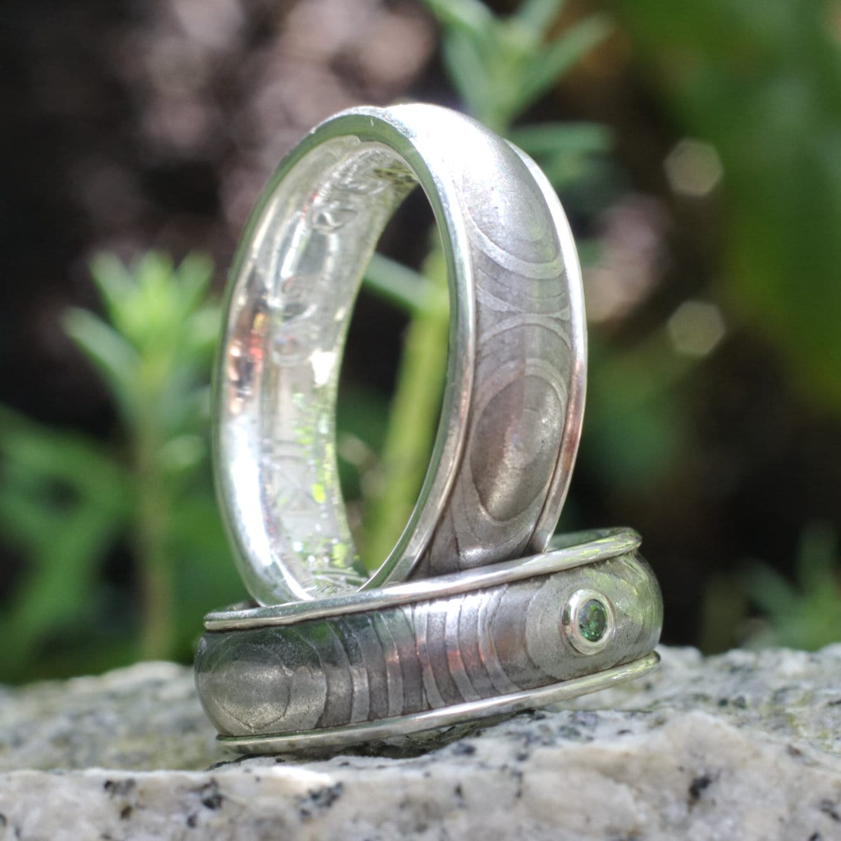 Damastringe mit Silberauskleidung und grünem Diamant im Damenring