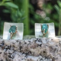 Smaragdohrstecker mit Beilagscheibe Weißgoldquadrat