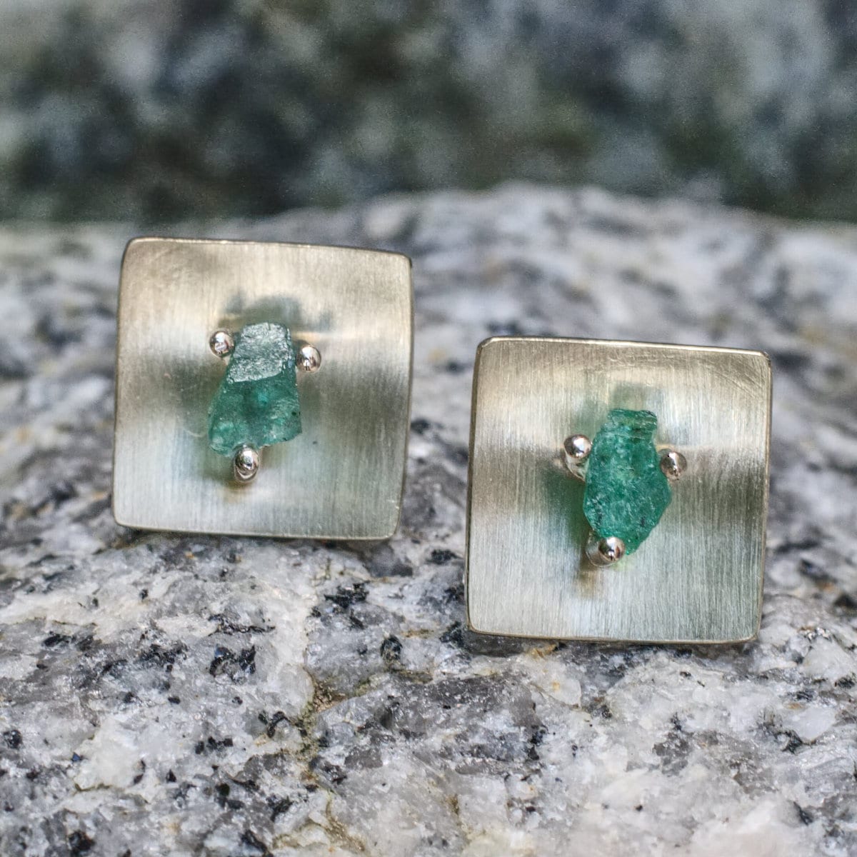 Smaragdohrstecker mit Beilagscheibe Weißgoldquadrat