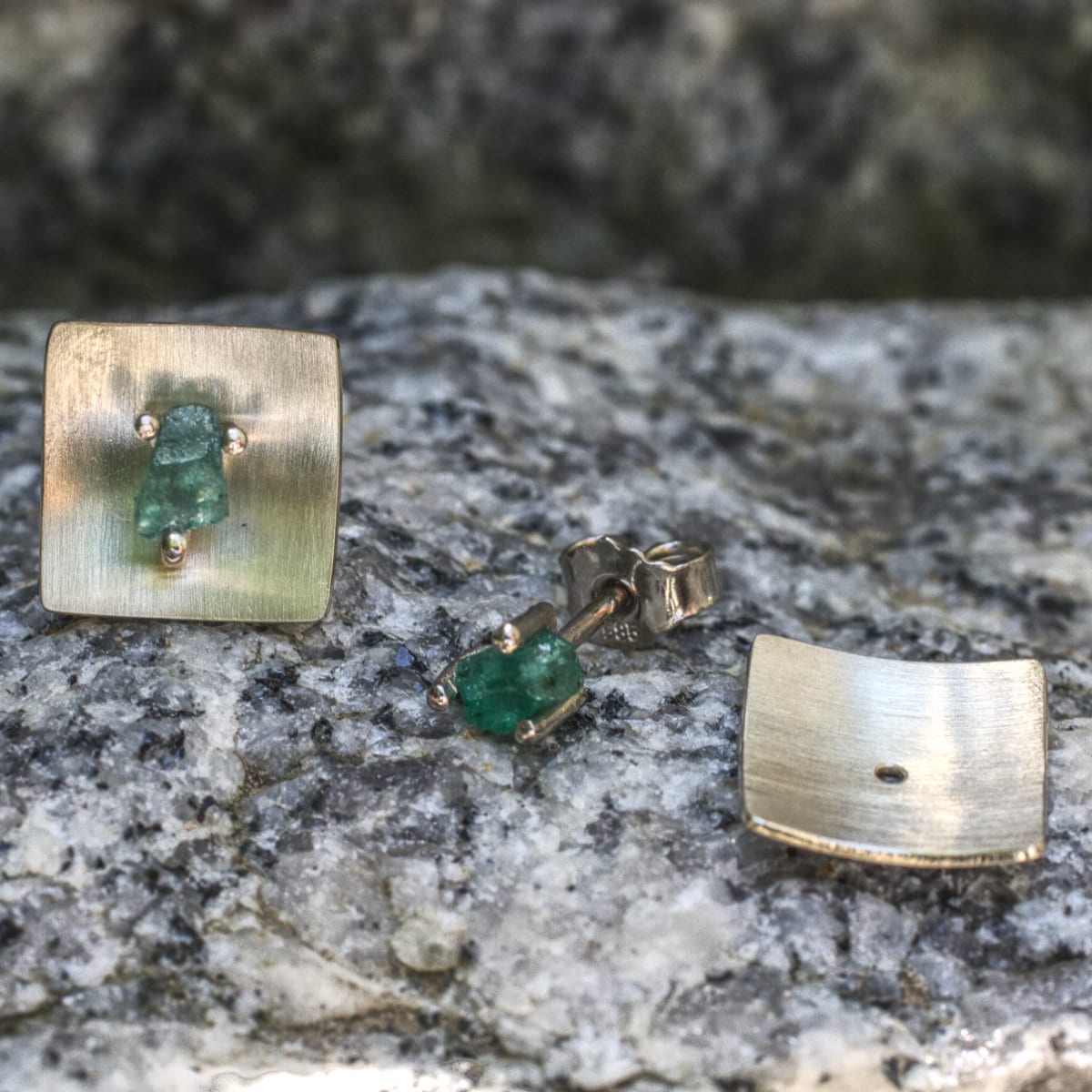 Smaragdohrstecker mit Beilagscheibe Weißgoldquadrat