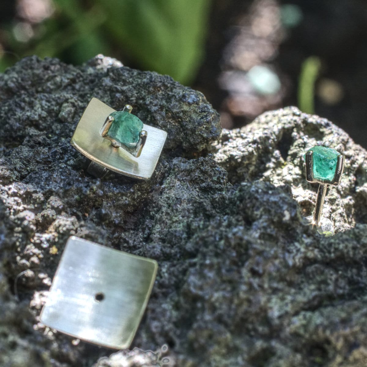 Smaragdohrstecker mit Beilagscheibe Weißgoldquadrat