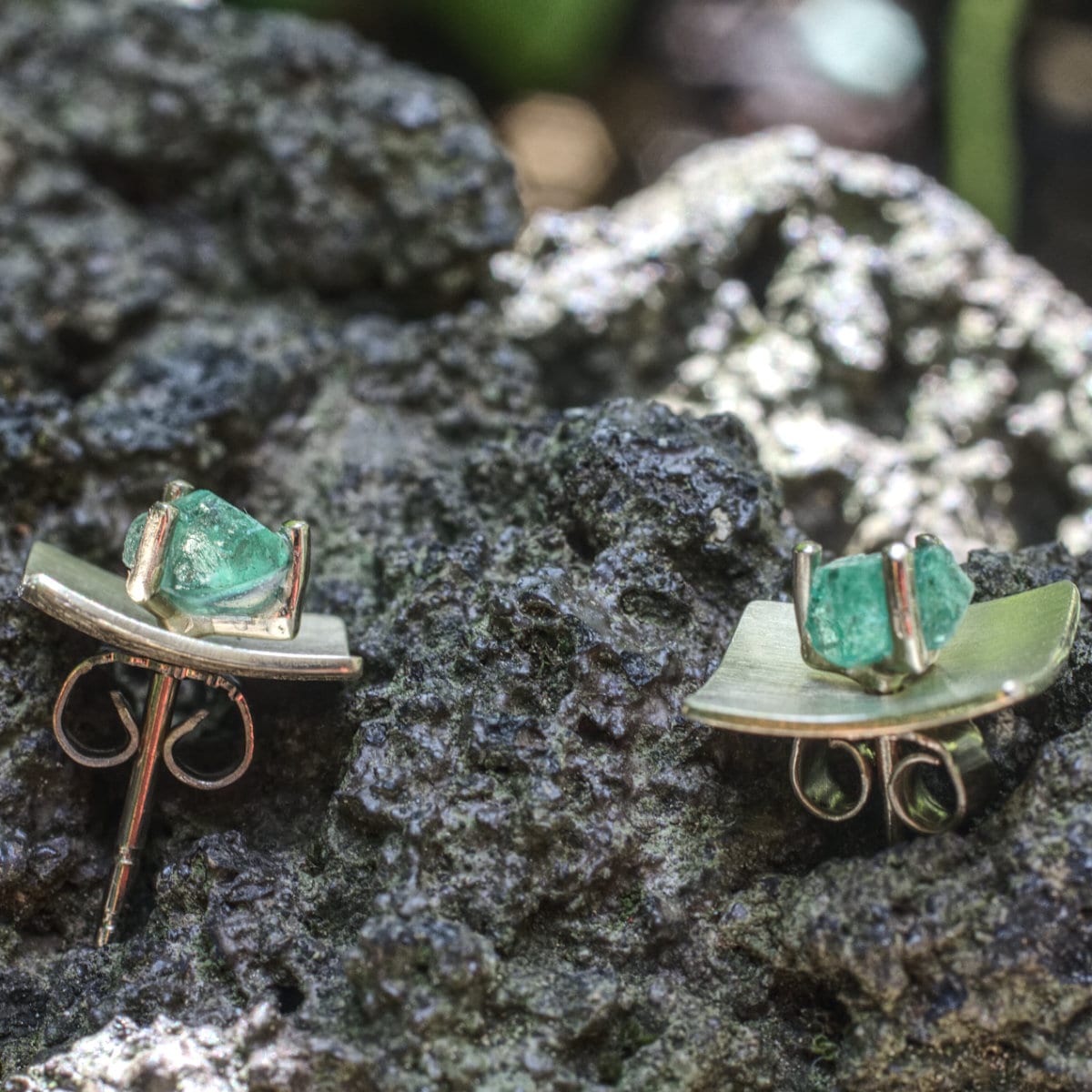 Smaragdohrstecker mit Beilagscheibe Weißgoldquadrat