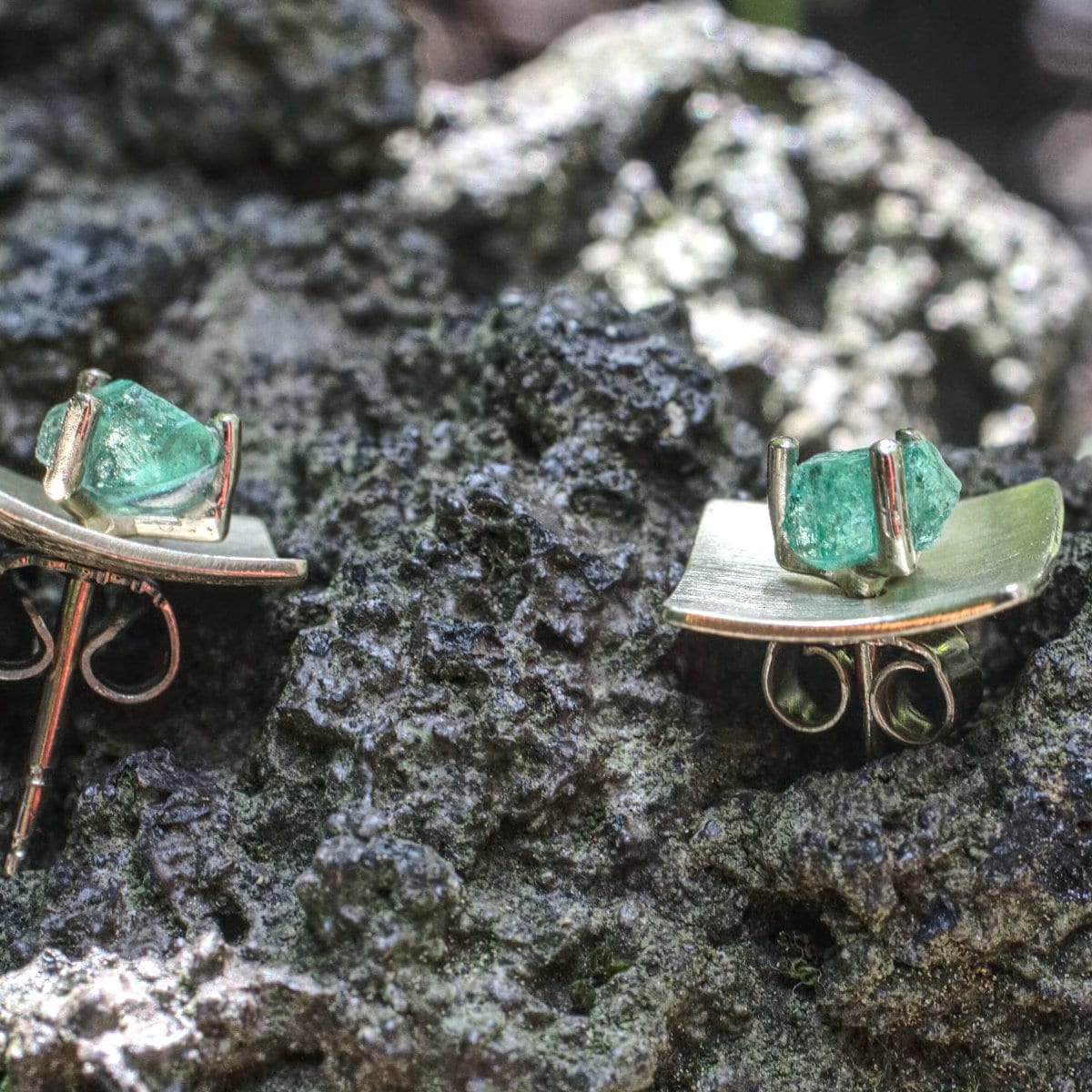 Ohrstecker Smaragd auf Weißgoldquadrat – Bild 4