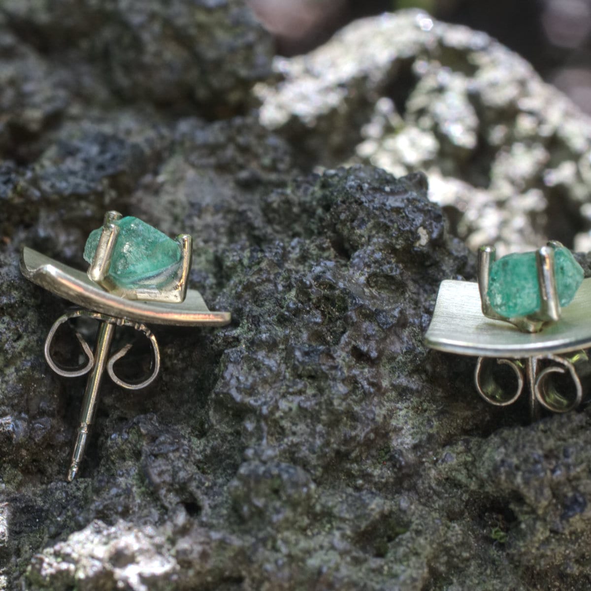 Smaragdohrstecker mit Beilagscheibe Weißgoldquadrat