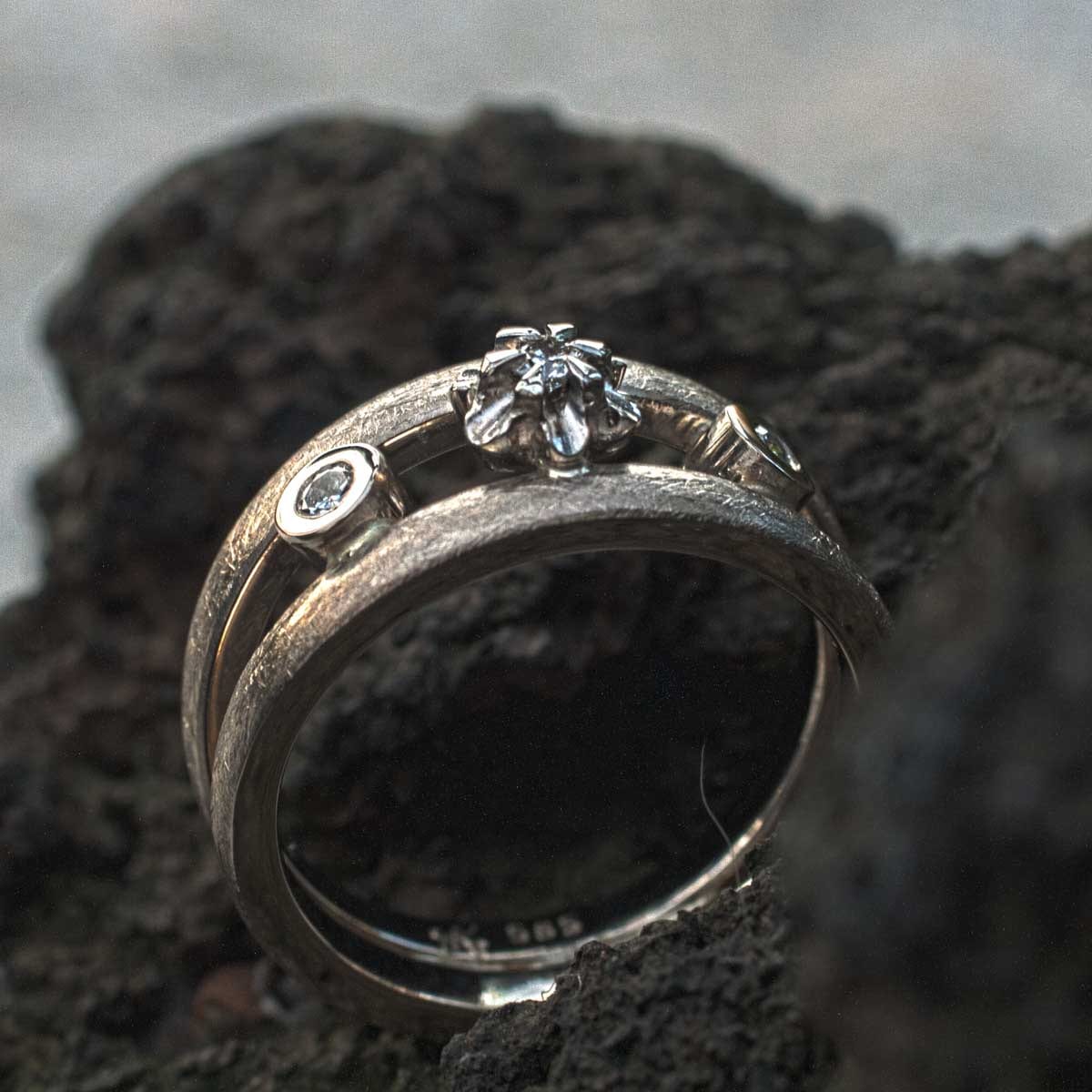 Weißgoldring Doppelschiene mit Blume