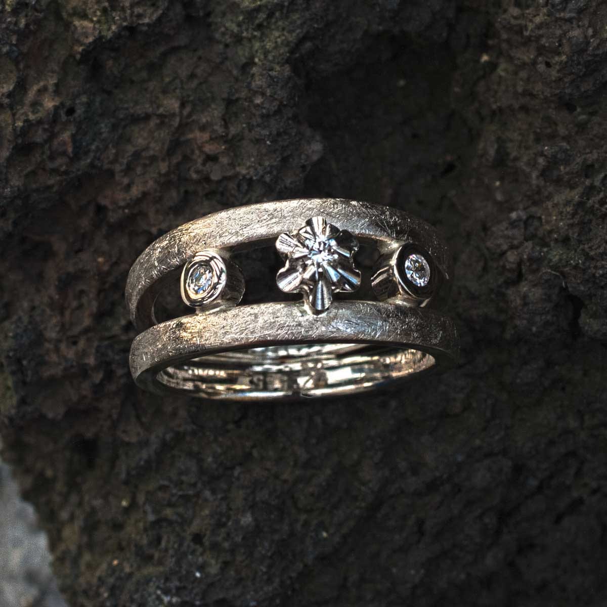 Weißgoldring Doppelschiene mit Blume