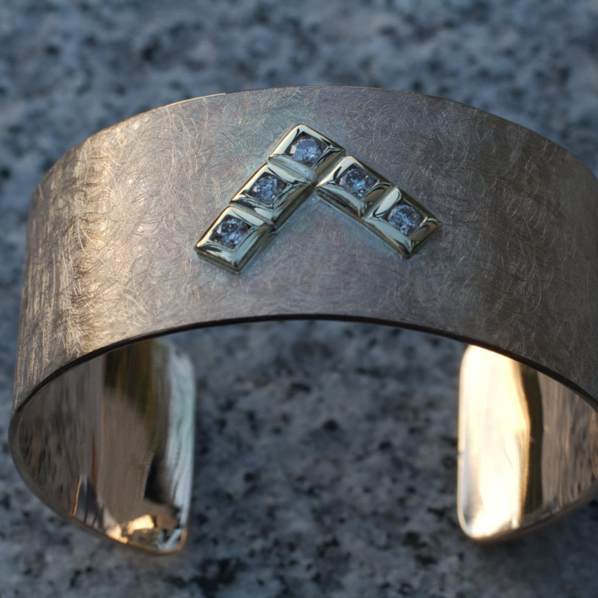 Armspange mit Steinen