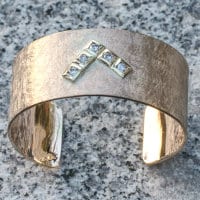 Armspange mit Steinen