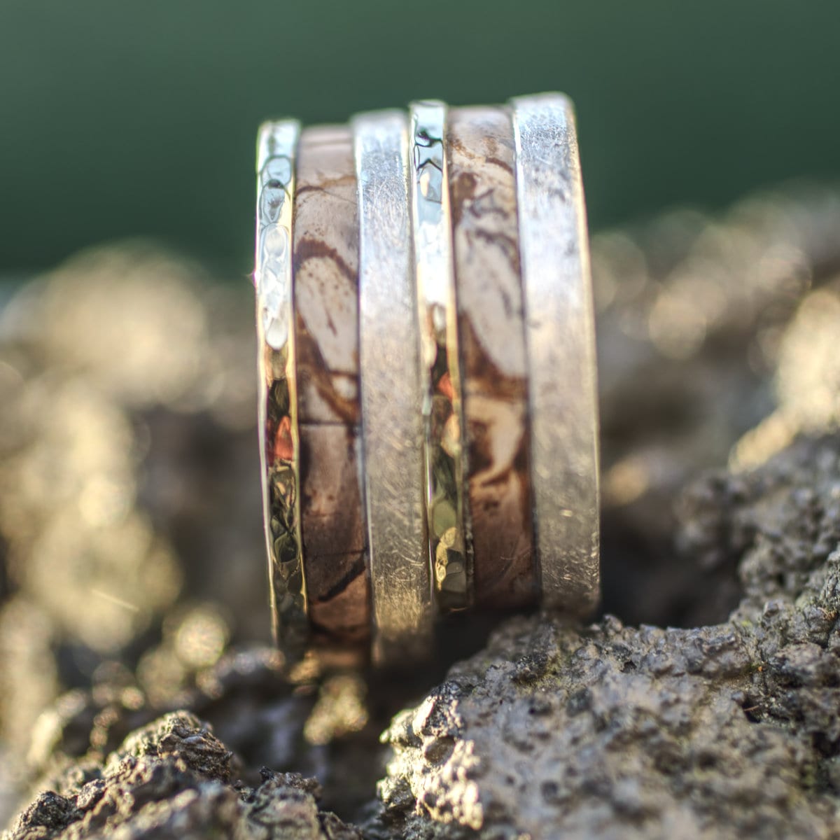 Trauringe Silber-Gold mit versteinertem Holz