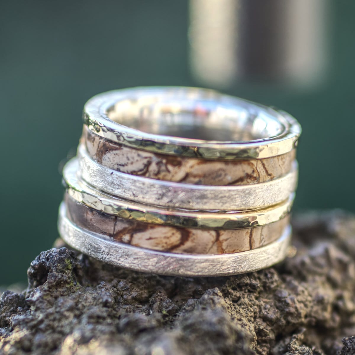 Trauringe Silber-Gold mit versteinertem Holz