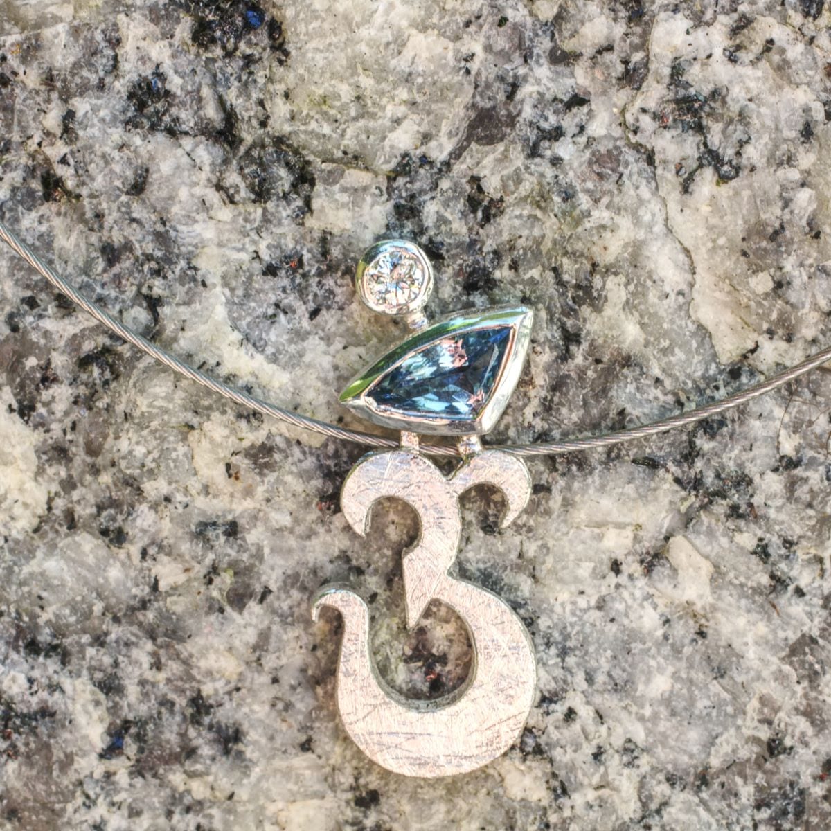 Anhänger in Form eines Om-Zeichens aus Silber mit zwei Steinen – Bild 7