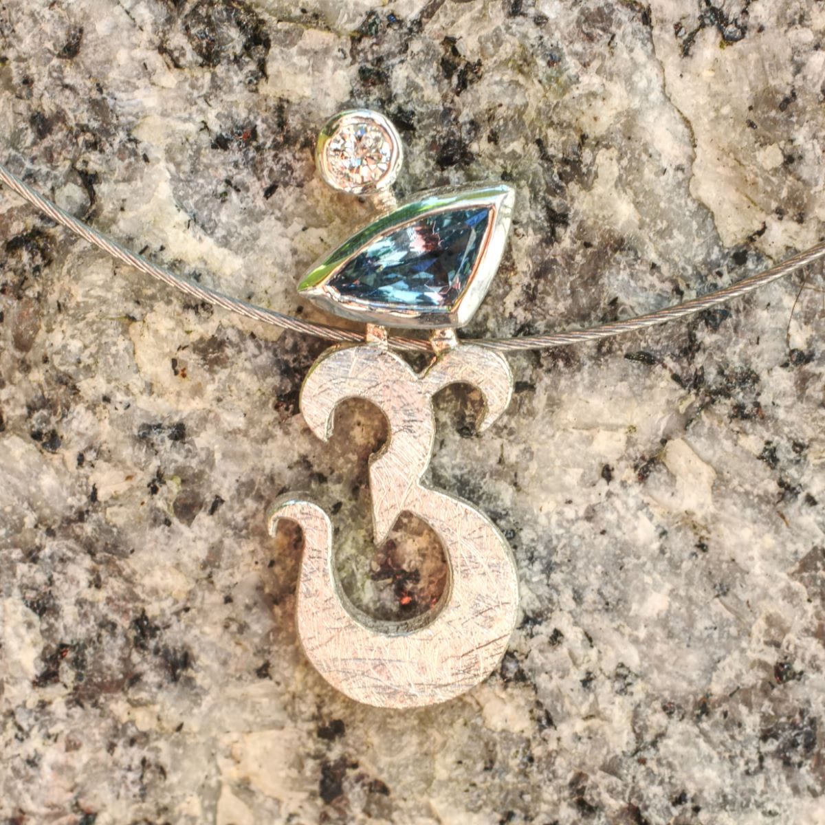 Anhänger in Form eines Om-Zeichens aus Silber mit zwei Steinen – Bild 6