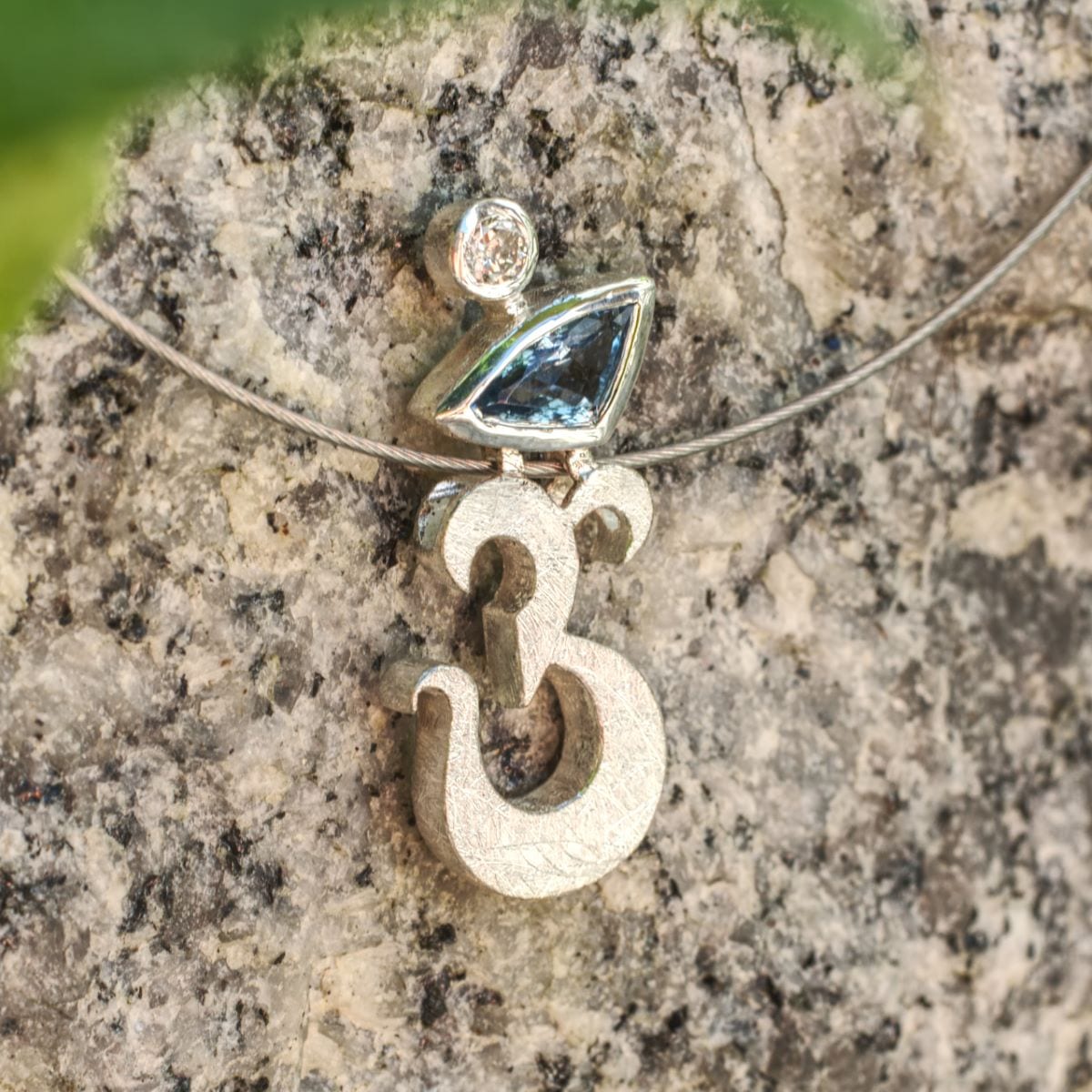 Anhänger in Form eines Om-Zeichens aus Silber mit zwei Steinen – Bild 5