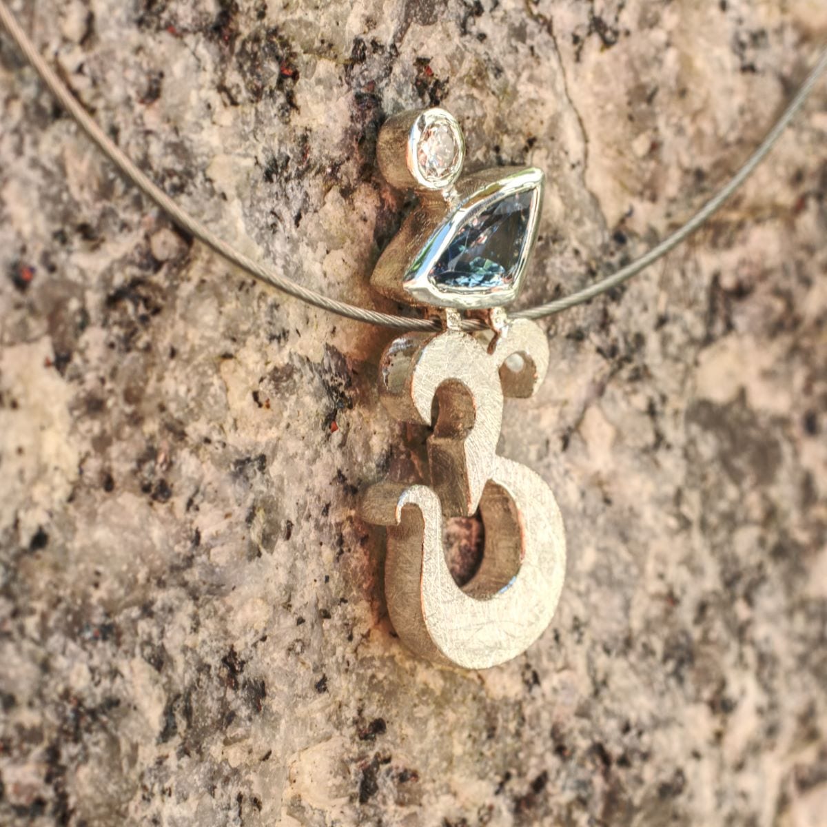 Anhänger in Form eines Om-Zeichens aus Silber mit zwei Steinen – Bild 4