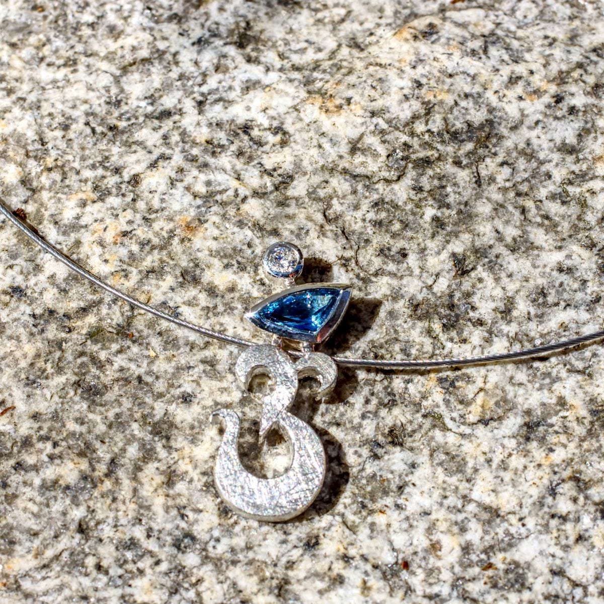 Anhänger in Form eines Om-Zeichens aus Silber mit zwei Steinen – Bild 3