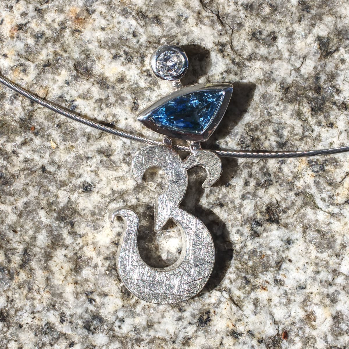 Anhänger in Form eines Om-Zeichens aus Silber mit zwei Steinen – Bild 2