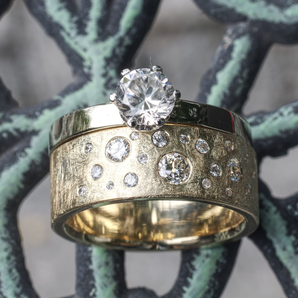 Gelbgoldfirmament mit Weißgoldsolitär-Vorsteckring