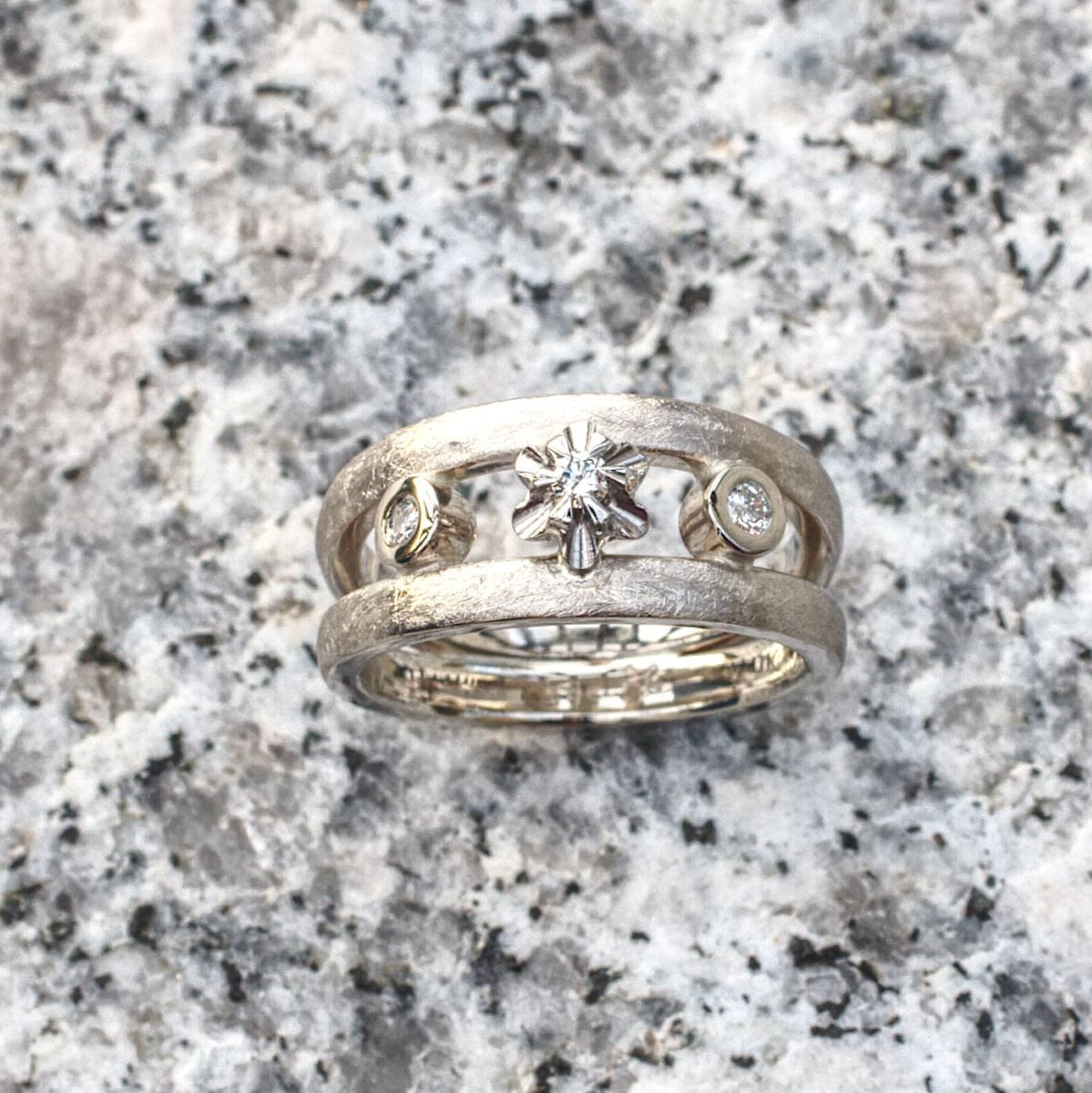 Ring Weißgoldblume mit Brillanten – Bild 2