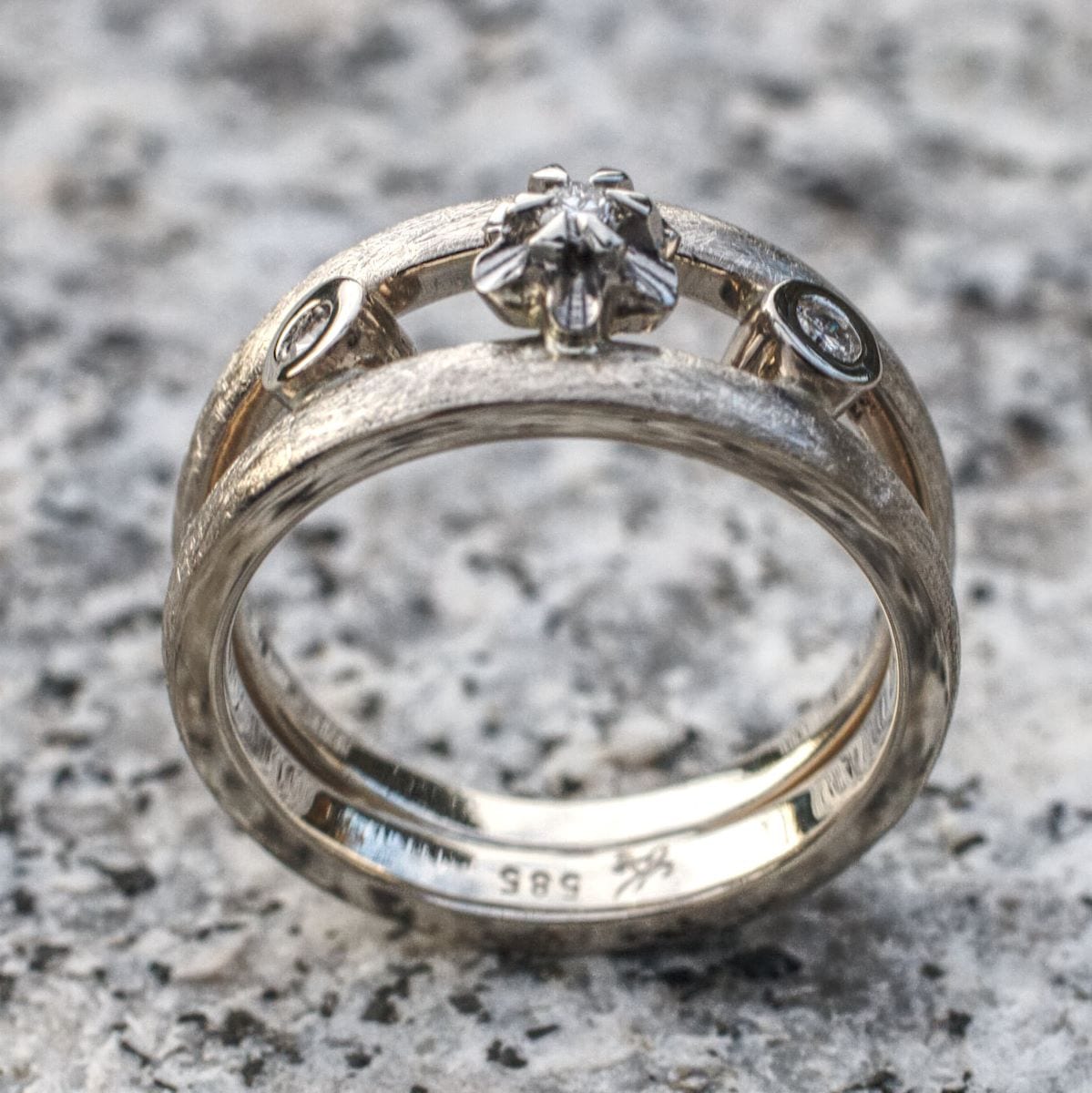 Ring Weißgoldblume mit Brillanten