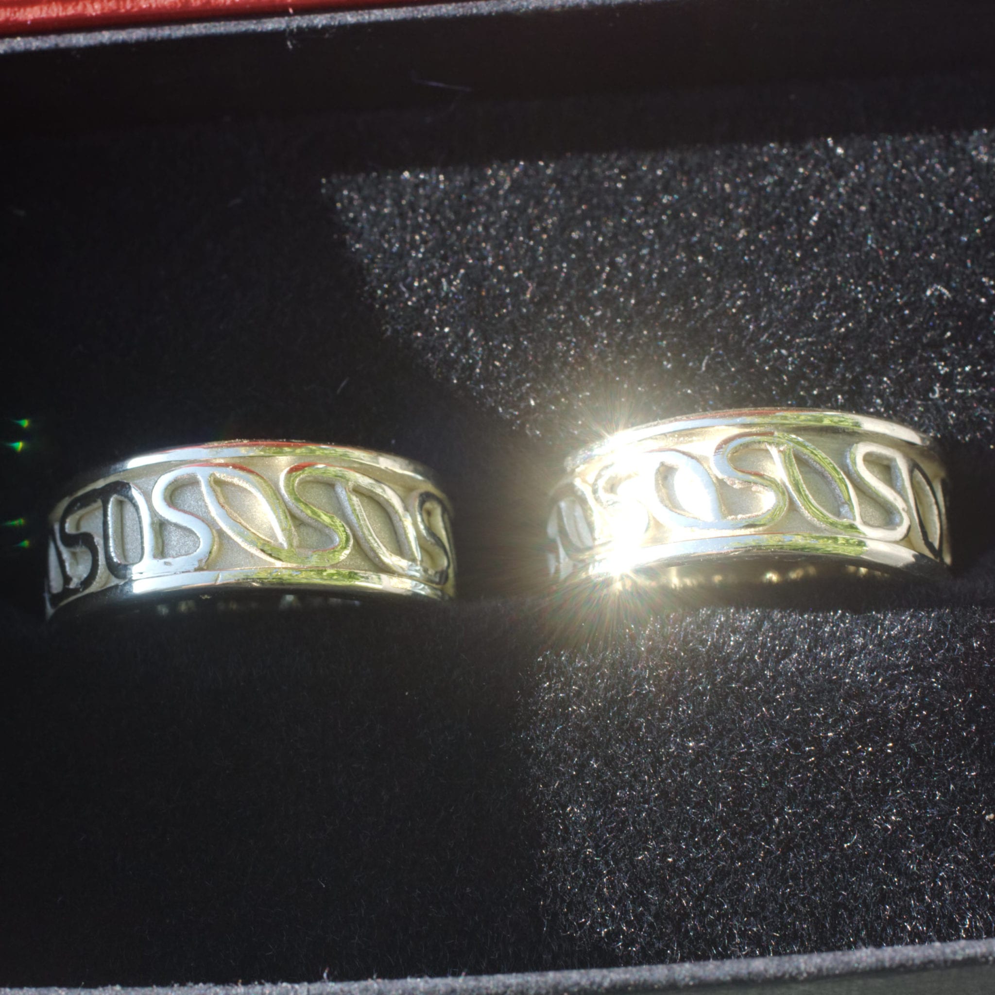 Grüngold Trauringe mit Ornamentband – Bild 10