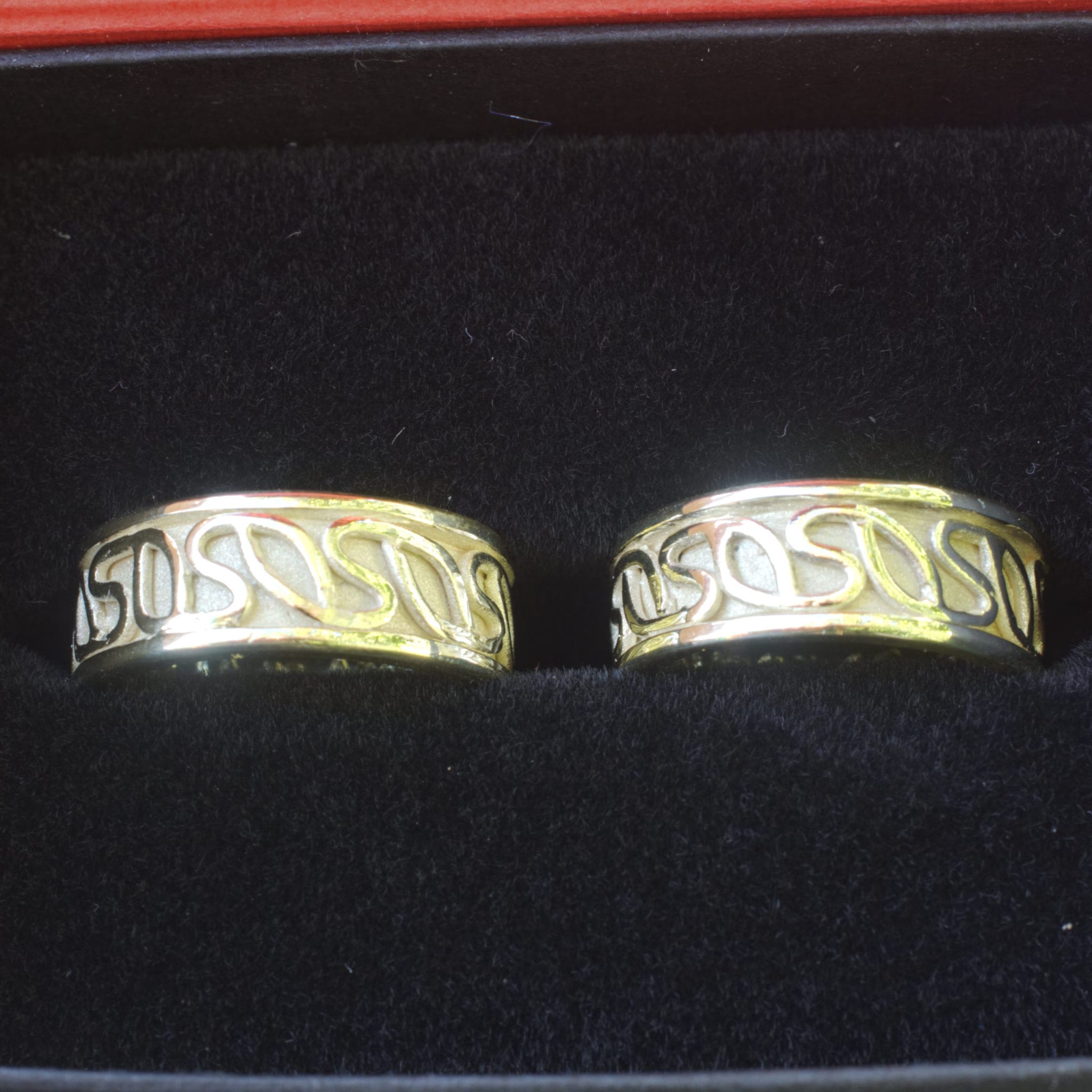 Grüngold Trauringe mit Ornamentband – Bild 9