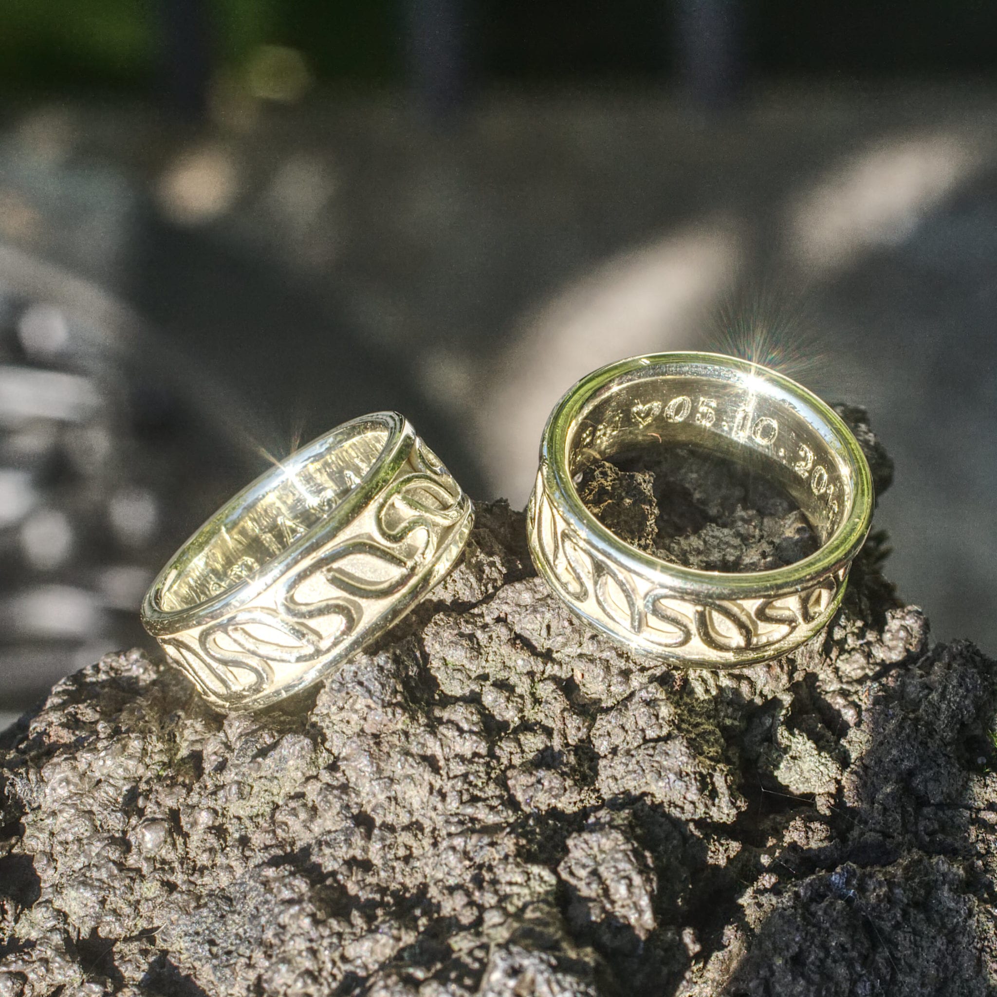 Grüngold Trauringe mit Ornamentband – Bild 8