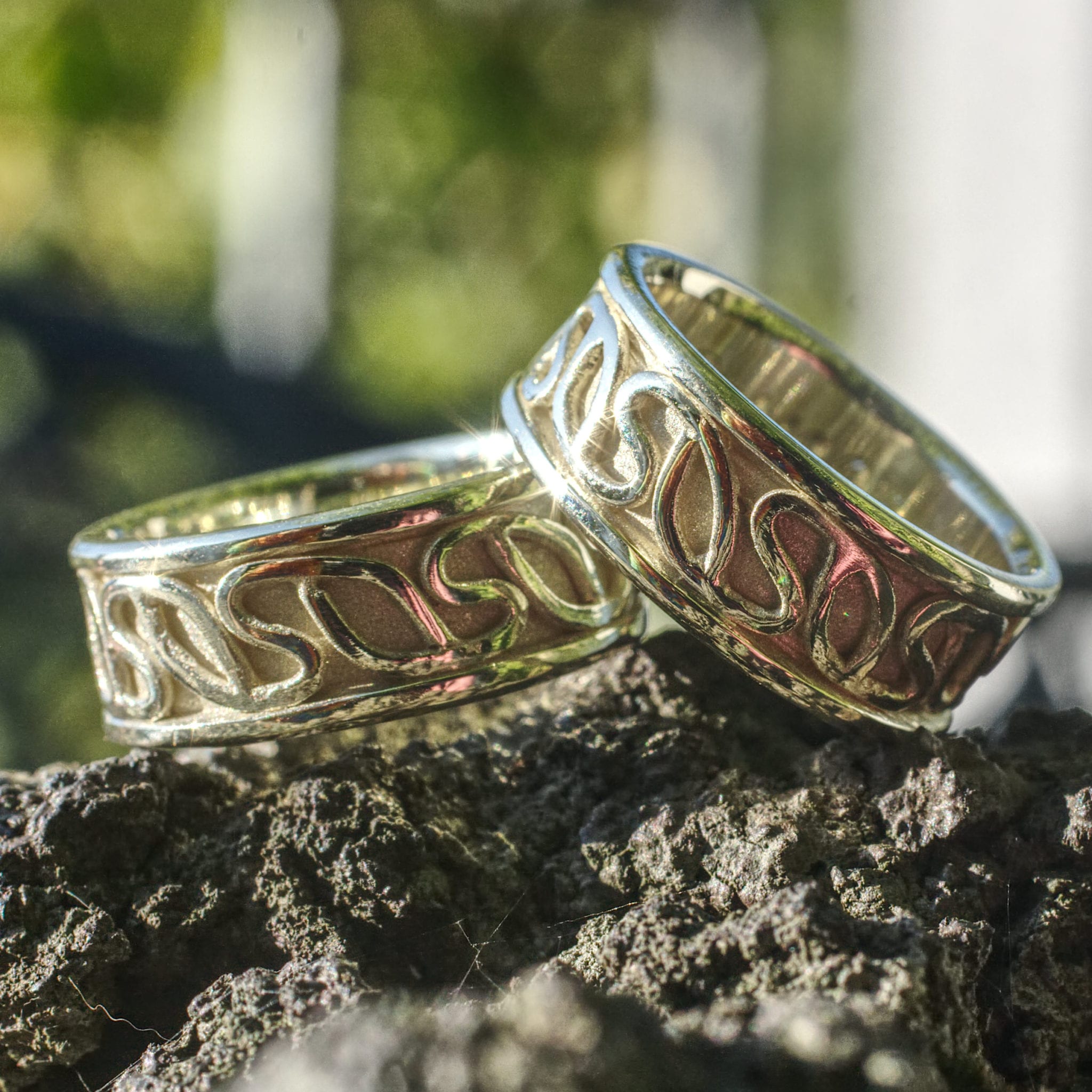 Grüngold Trauringe mit Ornamentband – Bild 7